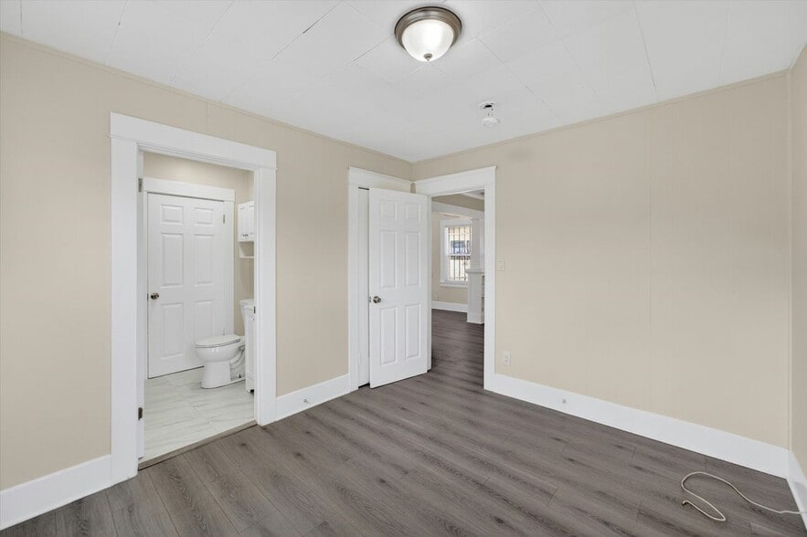 Building Photo - 5008 1/2 South Wilton Place