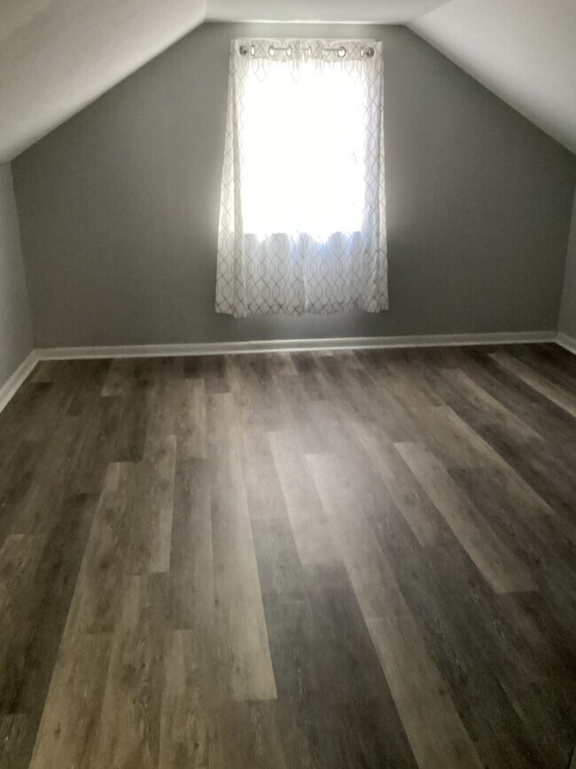 Building Photo - Roomy Updated Home in Established Neighbor...