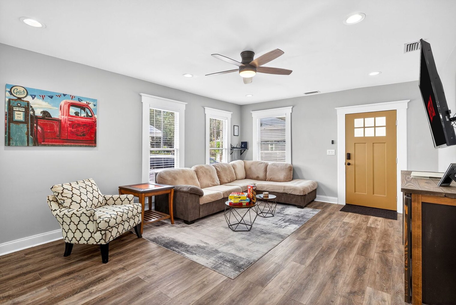 Building Photo - 2910 N Ola Ave