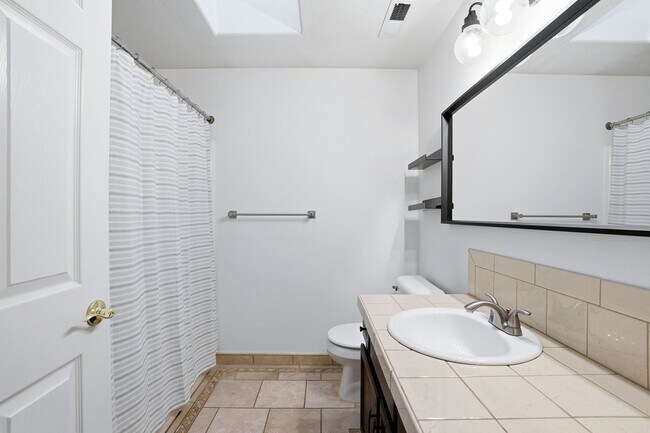 Building Photo - 10931 SE Henderson Dr