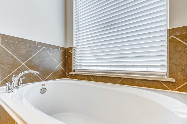 Building Photo - 12943 Pecan Shores Dr