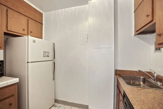 Building Photo - Charming & Bright Studio at River Place North
