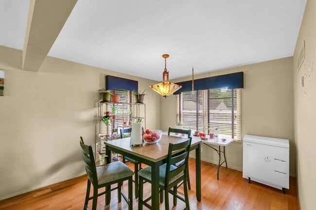 Building Photo - 3 Bedroom Home Located Near Shopping, Dini...