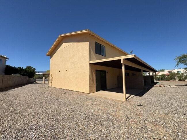 Building Photo - Large townhouse-end unit