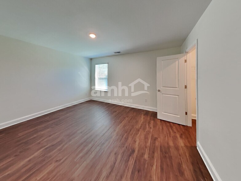 Building Photo - 564 Rivermist Dr