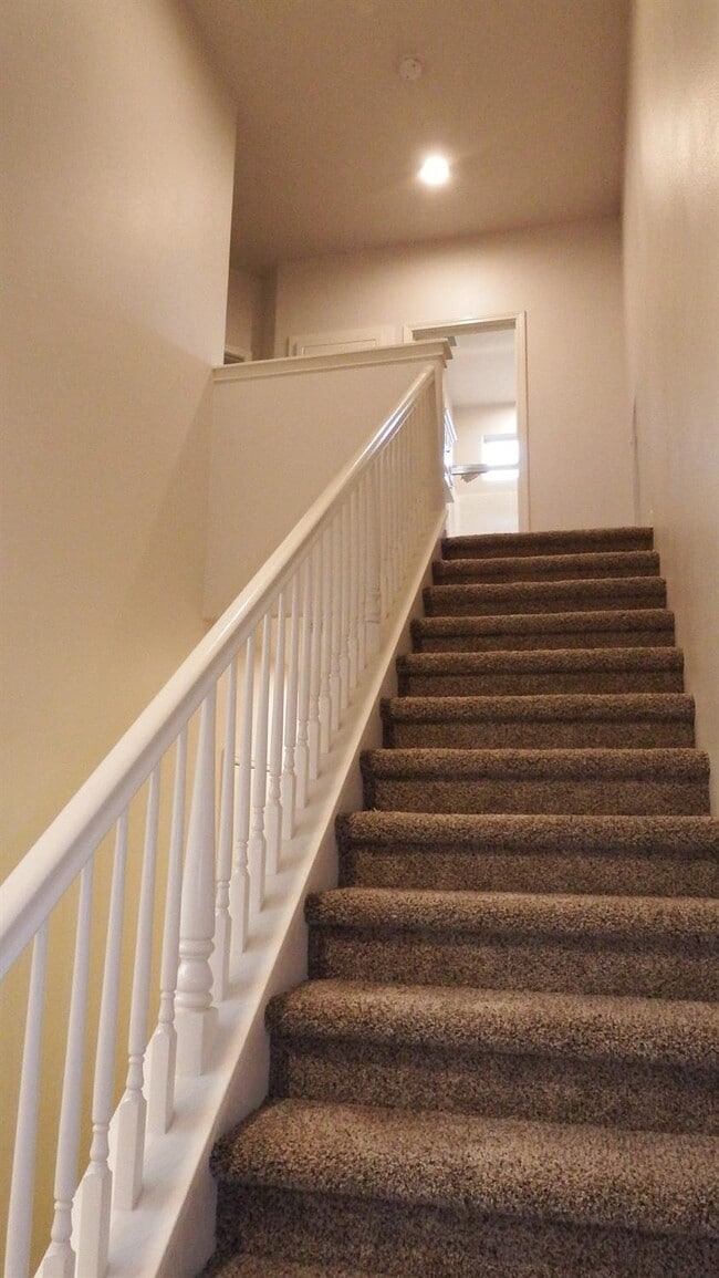 Building Photo - 3658 Vermont Ln