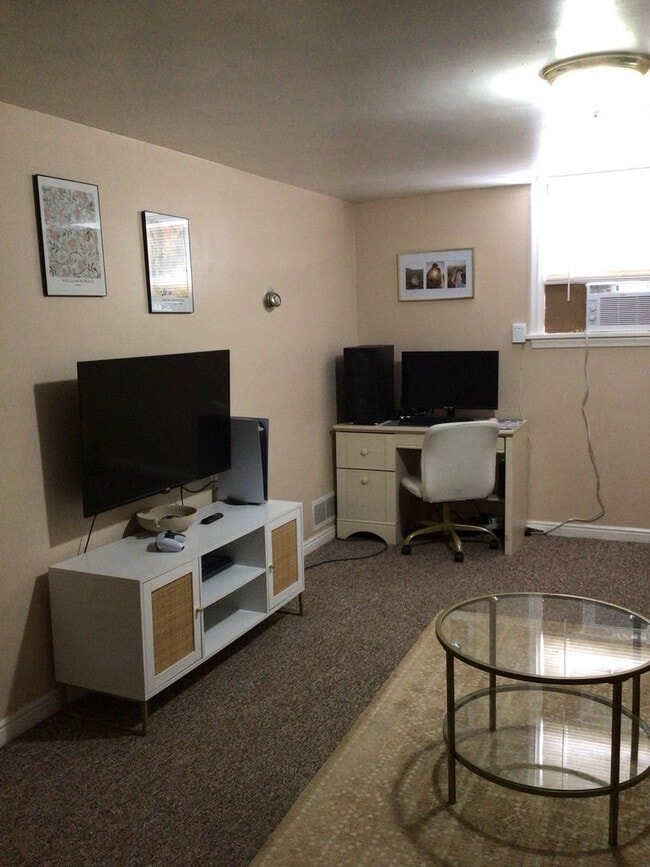 Building Photo - Charming basement apartment