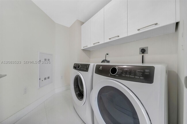 Building Photo - 300 Sunny Isles Blvd