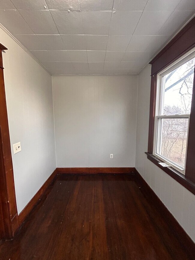 Building Photo - 2047 W 6th St