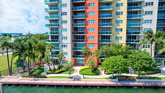 Building Photo - 2640 Lake Shore Dr