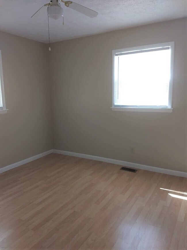 Building Photo - 137 Prentice St