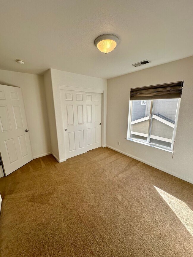 Building Photo - Spacious 2 Story Townhouse Available NOW!