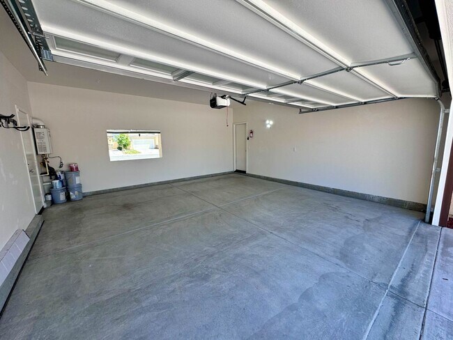 Building Photo - Stunning 4 bedroom 3 bathroom Murrieta hom...