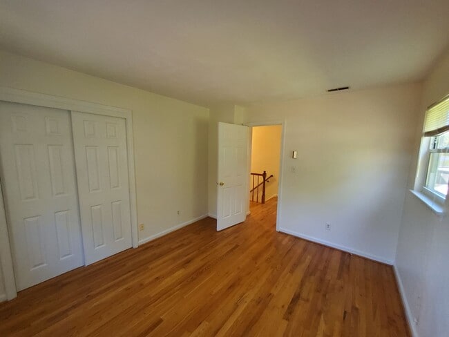 Building Photo - 4 bedroom and 2 and a half single family h...