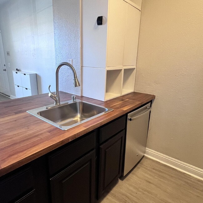 Building Photo - 2 Bed, 2 Bath condo, ground floor unit