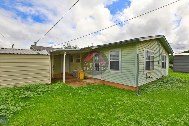 Building Photo - 3 Bedroom With Fresh Updates!