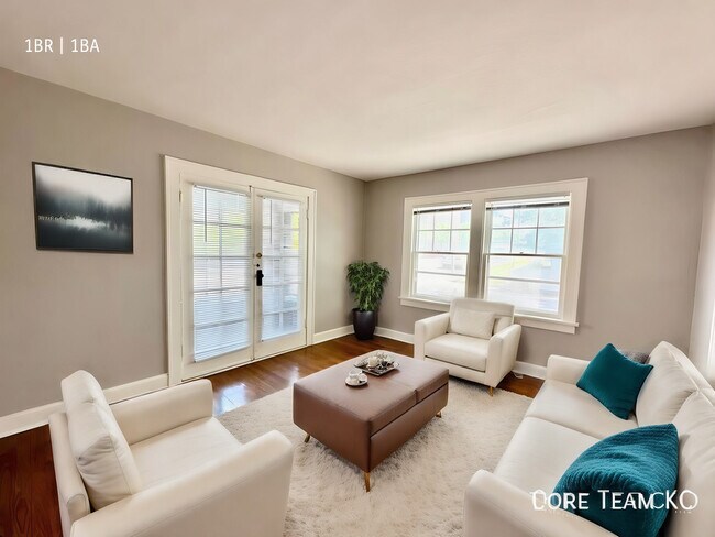 Building Photo - 103 W 51st St