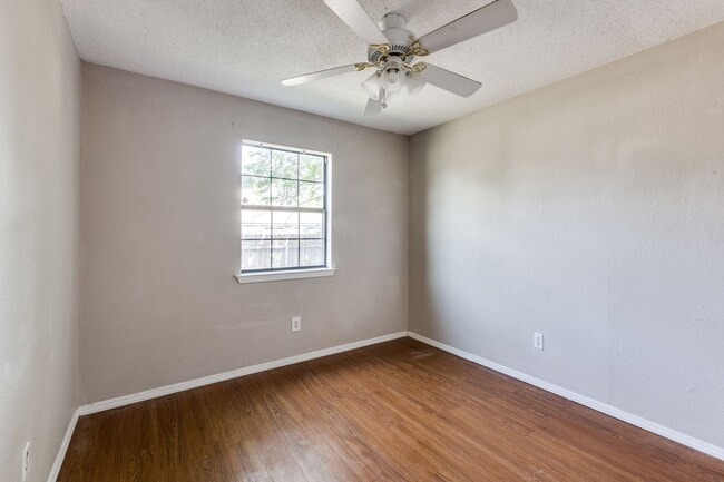 Building Photo - 3 Bedroom 2 Bath Home with Massive Fenced ...
