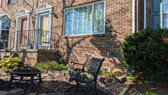 Building Photo - 138 Parkside Dr