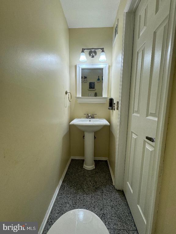 Building Photo - 18 E Countryside Dr