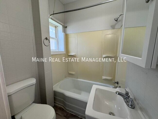 Building Photo - 172 College Ave