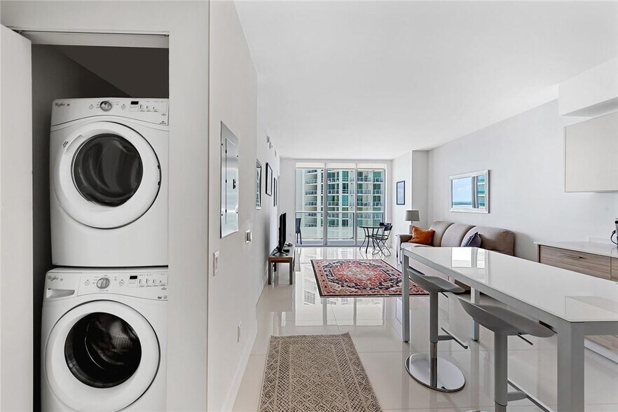 Building Photo - 1300 Brickell Bay Dr