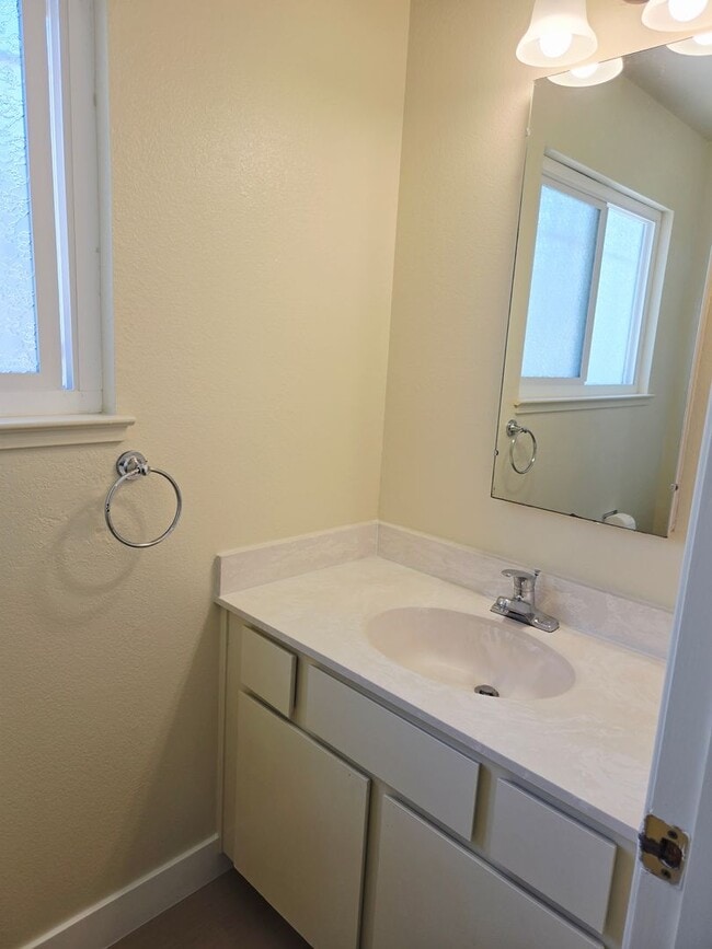 Building Photo - Tri-level Single Family Home