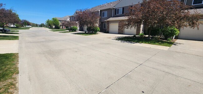 Building Photo - Rare 3 bedroom, 2.5 bathroom rental home w...