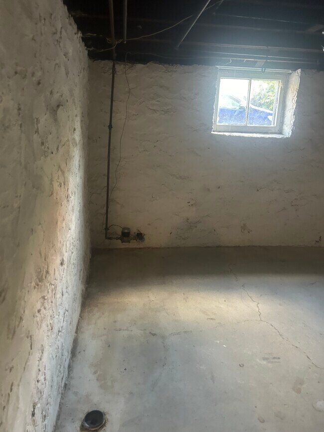 Dry basement - 615 S 6th St