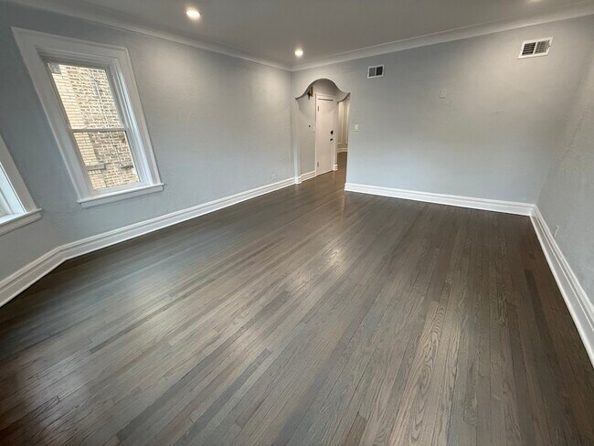 Building Photo - 2827 W Lunt Ave