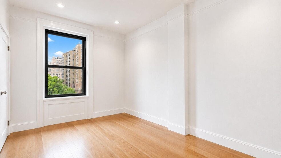 Building Photo - 310 W 97th St