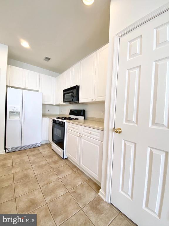 Building Photo - 2663 Manhattan Pl