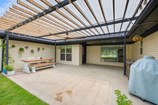 Building Photo - 921 Indian Trail Dr