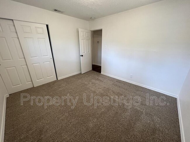 Building Photo - 945 De Moll Dr