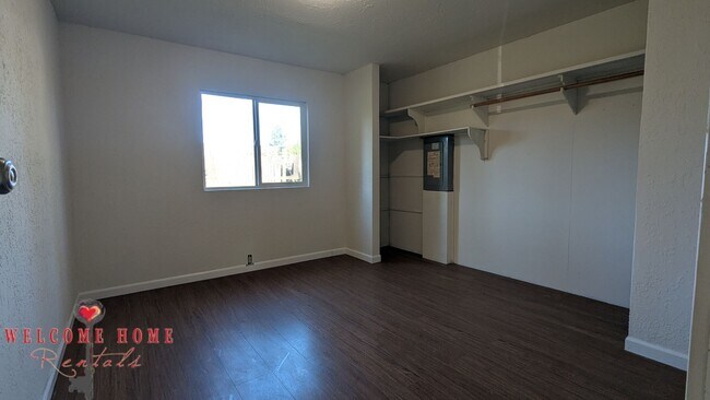 Building Photo - Huge fenced lot - bring your boat, trucks,...