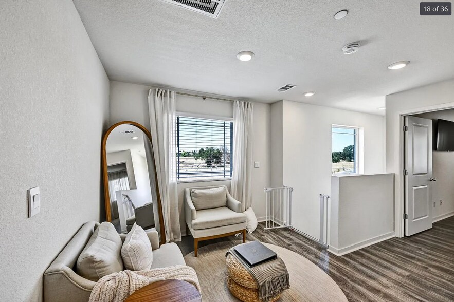 Building Photo - 5048 Cumberland Dr