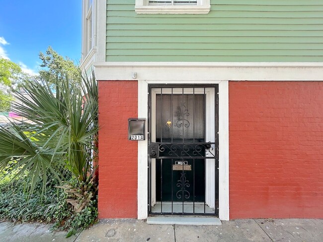 Building Photo - FURNISHED 2 BED | 1 BATH | VICTORIAN DISTRICT