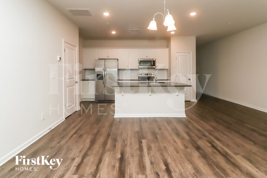 Building Photo - 2041 Cypress Village Dr NW