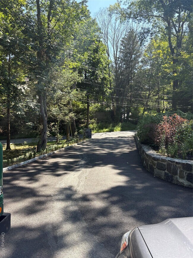 Building Photo - 193 Chappaqua Rd