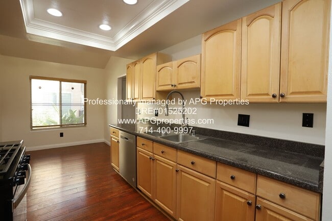 Building Photo - 2 Bed + 2 bath split level Condo with a 2 ...