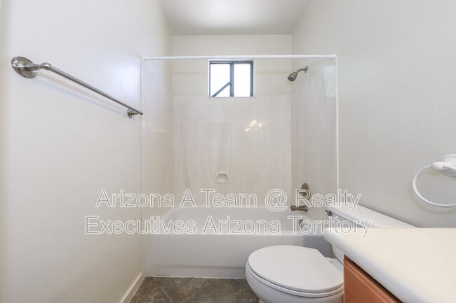 Building Photo - 665 E Weckl Pl