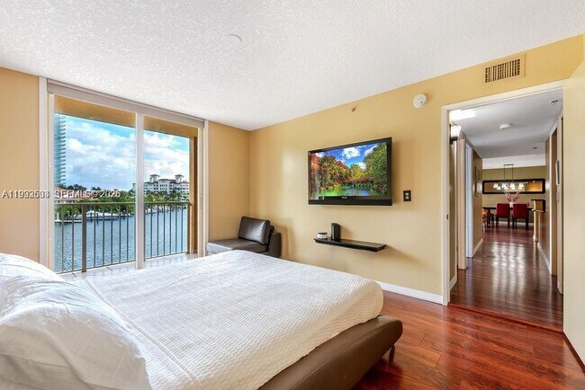 Building Photo - 19999 E Country Club Dr