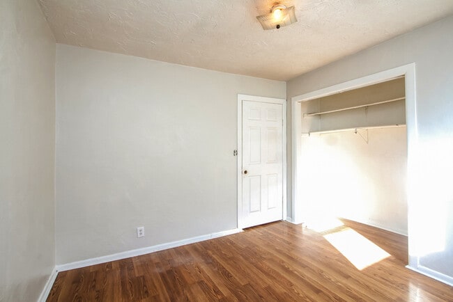 Building Photo - Freshly Renovated & Ready for You — Cozy 1...