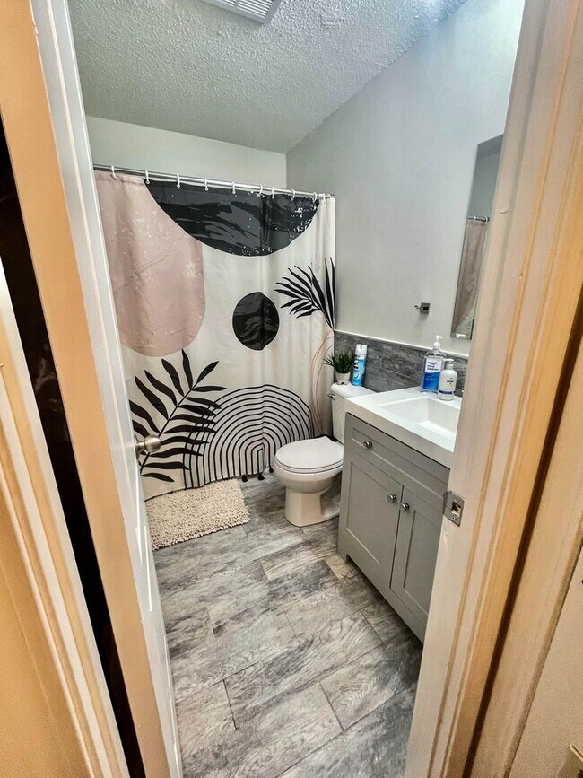 Building Photo - 1 Bed Condo w/ Laundry and Parking
