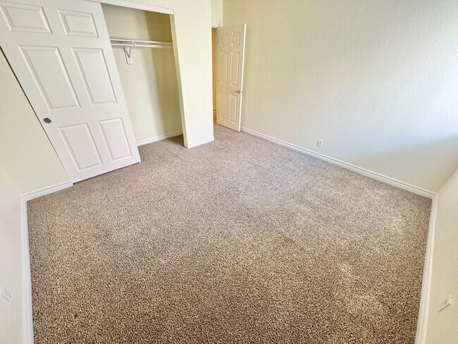 Building Photo - Stylish condo with new upgrades, tennis courts, and pool access