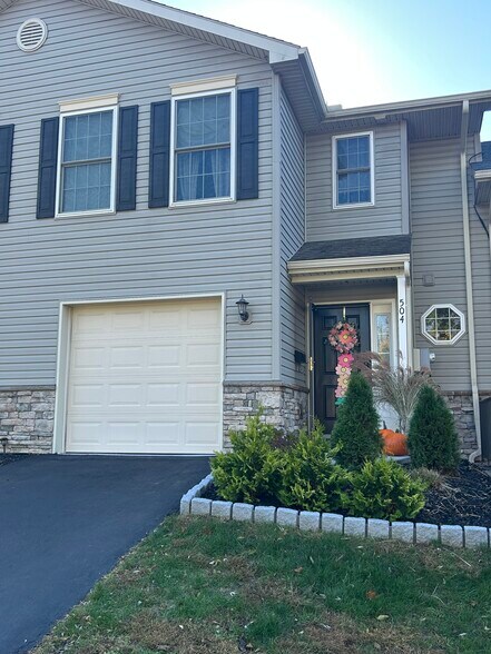 Building Photo - 504 W Perry St