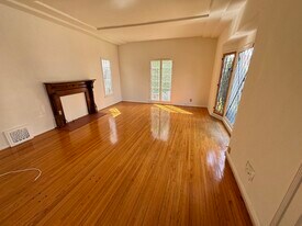 Building Photo - 422 S Detroit St