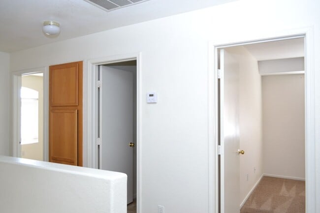 Building Photo - SW - ROOMY 3 BEDROOM 2.5 BATH TOWNHOME - 8...