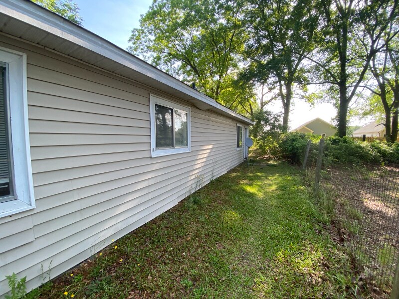 Building Photo - 618 White St
