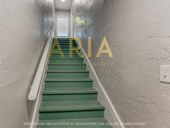 Building Photo - Updated & Adorable 2 Bed/1 Bath Space in t...